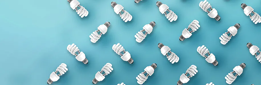 Energiesparlampe vor türkisem Hintergrund