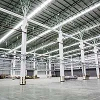 Industriehalle mit LED-Beleuchtung